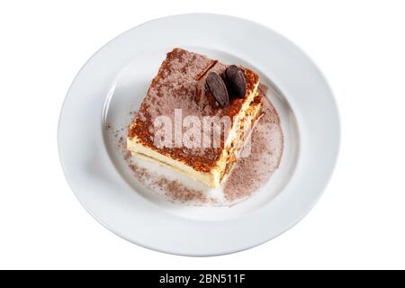 Kakao Schokolade Tiramisu, Kuchen mit Plätzchen auf einem weißen Teller dekoriert. Nahaufnahme. Auf weißem Hintergrund. Stockfoto