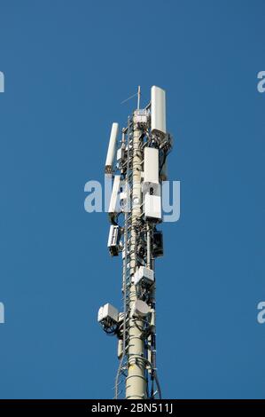 Telekommunikationsturm Antenne von 4G und 5G Mobilfunknetz in Taverne, Schweiz Stockfoto