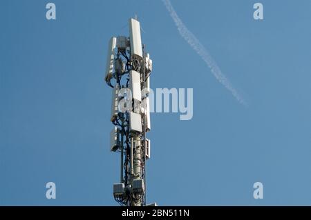 Telekommunikationsturm Antenne von 4G und 5G Mobilfunknetz in Taverne, Schweiz Stockfoto