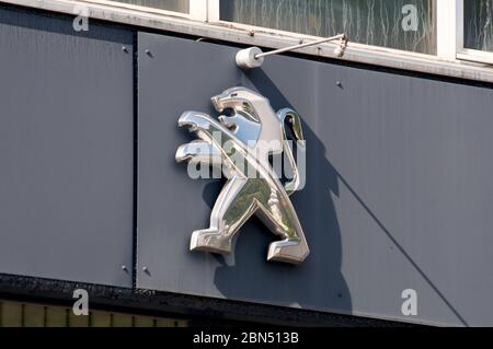 Taverne, Tessin, Schweiz - 9. Mai 2020 : Peugeot Schild an einer Garage in Taverne, Schweiz. Peugeot ist ein französischer Automobilhersteller Stockfoto