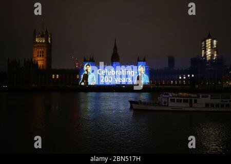 Ein Bild der Florence Nightingale wird auf den Houses of Parliament in Westminster, London, auf dem Internationalen Tag der Krankenschwestern und anlässlich des 200. Jahrestages der Geburt der Krankenschwester projiziert. Stockfoto