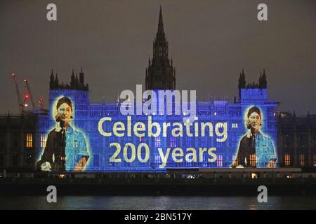 Ein Bild der Florence Nightingale wird auf den Houses of Parliament in Westminster, London, auf dem Internationalen Tag der Krankenschwestern und anlässlich des 200. Jahrestages der Geburt der Krankenschwester projiziert. Stockfoto