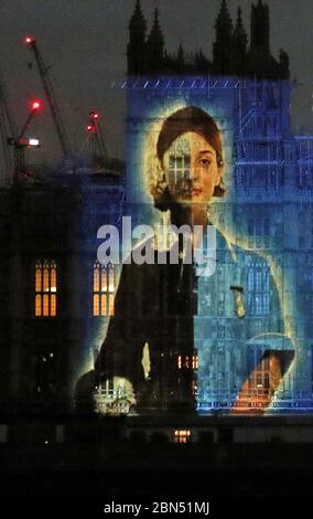 Ein Bild der Florence Nightingale wird auf den Houses of Parliament in Westminster, London, auf dem Internationalen Tag der Krankenschwestern und anlässlich des 200. Jahrestages der Geburt der Krankenschwester projiziert. Stockfoto