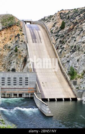 Der Überlauf bei Anderson Dam, einem Erdstaudamm, der an der South Fork des Boise River in Elmore County, Idaho in der Nähe von Boise Idaho liegt. Stockfoto