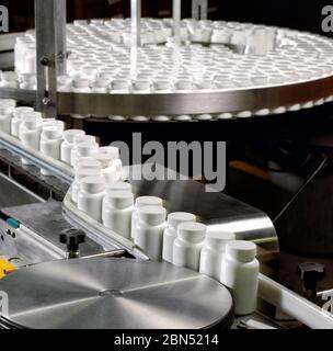 Die Pille-Zähler in einer pharmazeutischen Verarbeitung. Stockfoto