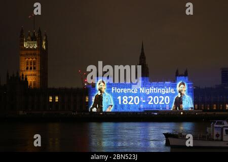 Ein Bild der Florence Nightingale wird auf den Houses of Parliament in Westminster, London, auf dem Internationalen Tag der Krankenschwestern und anlässlich des 200. Jahrestages der Geburt der Krankenschwester projiziert. Stockfoto