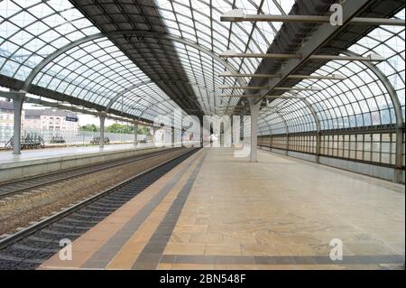 Der im Westen Berlins gelegene Bahnhof wird mit 440 Metern Länge die längste Bahnsteighalle in Deutschland bestochen. Stockfoto