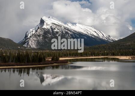 Ein Blick auf den Mount Rundle, der sich in den Vermillion Lakes im Vordergrund des Banff National Park in Alberta, Kanada, spiegelt Stockfoto