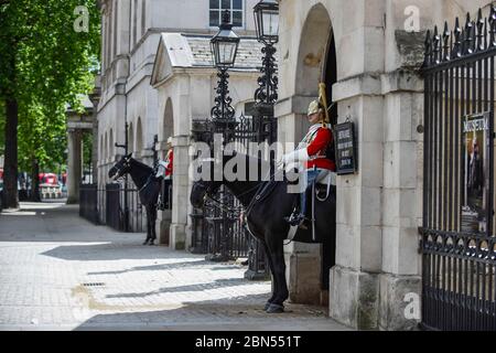 London, Großbritannien. 12 Mai 2020. Mitglieder der Queen's Life Guard, die vor der Horse Guards Parade im Dienst sind und normalerweise mit Touristen überfüllt sind, sind während der andauernden Sperrung der Coronavirus-Pandemie leer. Kredit: Stephen Chung / Alamy Live News Stockfoto