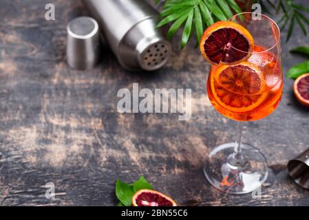 Aperol Spritz Cocktail mit Blutorange Stockfoto