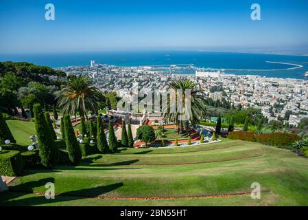 Panoramablick auf die Bahai Gärten und die Bucht von Haifa und den Hafen an der Mittelmeerküste. Haifa, Israel. Juli 23, 2019. Stockfoto