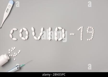 Haltestelle Covid-19. Medikamente, Pillen, Spritze flach legen. Behandlung der Coronavirus-Krankheit. Hygiene, Gesundheit und Schutz Thema Stockfoto