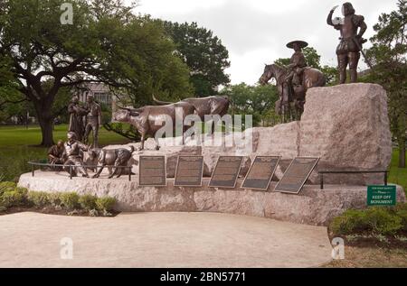 Austin Texas, USA, März 2012: Das neu enthüllte Tejano Monument auf dem Gelände des Texas Capitol. Das Granit- und Bronzemuster des Laredo-Künstlers Armando Hinojosa wiegt 250 Tonnen und ist ein Tribun für frühe spanische und mexikanische Entdecker und Siedler, die sich ihren Weg in die Gegend machten, die heute Texas ist. ©Marjorie Kamys Cotera/Daemmrich Photography Stockfoto