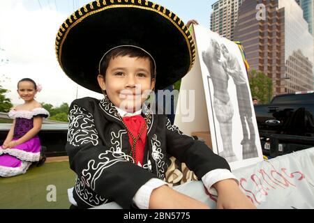 Austin, Texas, USA, März 2012: Der kleine Junge mit traditionellem Charreria-Kostüm reitet auf einem Floß in einer Parade auf der Congress Avenue in, um die Enthüllung des Tejano Monument auf dem Gelände des Texas Capitol zu feiern. Das Denkmal ehrt die Beiträge von Tejanos, den spanischsprachigen Siedlern aus Mexiko, die die Cowboy-Kultur in die Gegend brachten, die zu Texas wurde. ©Marjorie Kamys Cotera/Daemmrich Photography Stockfoto