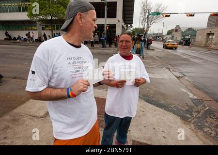 Austin, Texas, USA, März 14 2012: Stacia und Dusty, Obdachlose, die auf den Straßen in Austin leben, wurden von BBH, einem in New York ansässigen Markenstrategie- und Multimediaunternehmen, beauftragt, den mobilen WLAN-Service für SXSW Interactive Konferenzteilnehmer zu bewerben. Die Kampagne erwies sich als kontrovers, da einige davon ausgingen, dass es sich um eine Ausbeutung schutzbedürftiger Menschen handelte, während andere ein einfaches Gehalt für arme Menschen schätzten, die das Geld verwenden konnten. ©Marjorie Kamys Cotera/Daemmrich Photography Stockfoto