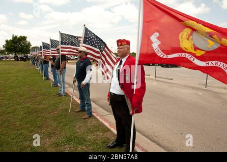 Austin, Texas, USA, April 12 2012: Militärveteranen mit Flaggen stehen auf der Hut, wenn sie dem Polizisten Jaime Padron, der bei seiner Beerdigung im Dienst getötet wurde, Tribun zahlen. ©Marjorie Kamys Cotera/Daemmrich Photography Stockfoto