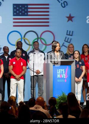 Dallas Texas, USA, Mai 2012: First Lady of the United States Michelle Obama spricht auf dem United States Olympic Media Summit zusammen mit mehreren Athleten auf der Bühne. Marjorie Kamys Cotera/Daemmrich Photography Stockfoto