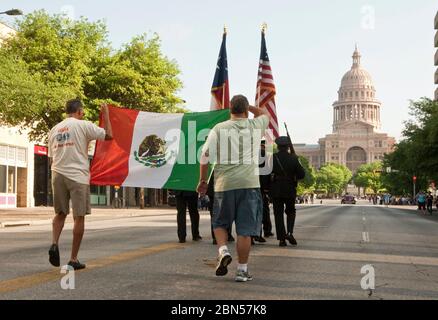 Austin Texas USA, März 2012: Männer tragen die mexikanische Flagge hinter den amerikanischen und texanischen Flaggen bei einer Parade auf der Congress Avenue, bei der die Enthüllung des Tejano Monument auf dem Gelände des Texas Capitol gefeiert wird. Das Denkmal ehrt die Beiträge von Tejanos, den spanischsprachigen Siedlern, die die Cowboy-Kultur in den Staat brachten. ©Marjorie Kamys Cotera/Daemmrich Photography Stockfoto