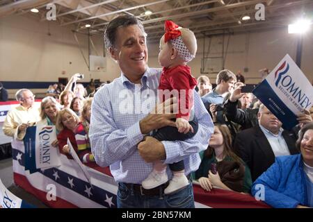 Irmo, South Carolina, USA, 18. Januar 2012: Mitt Romney, Spitzenreiter für die republikanische Präsidentschaftsnominierung, hält das Baby eines Unterstützers in der Hand, während er nur wenige Tage vor der Landeswahl eine Wahlkampfpause einlegt. ©Bob Daemmrich Stockfoto