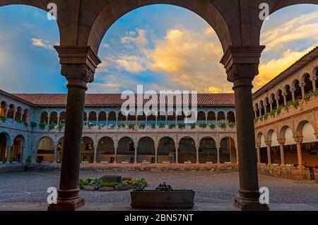 Außenterrasse des Qorikancha Sun Temple und Santo Domingo Kloster mit Inka Mauern und Mauerwerk bei Sonnenuntergang, Cusco, Peru. Stockfoto