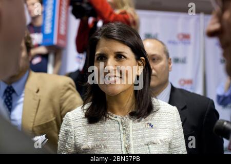 North Charleston, South Carolina, 19. Januar 2012: Gouverneur Nikki Haley aus South Carolina spricht nach einer Debatte unter Kandidaten der republikanischen Präsidentschaftswahl mit Reportern im Spinning Room. ©Bob Daemmrich Stockfoto