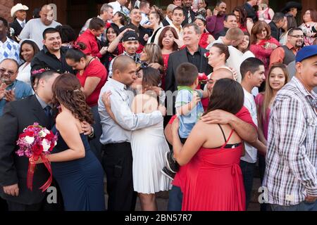 San Antonio, Texas, USA, 14. Februar 2012: Große Gruppe glücklicher Paare heiraten während einer Massenhochzeit auf den Stufen des Bexar County Courthouse am Valentinstag. ©Marjorie Kamys Cotera/Daemmrich Photography Stockfoto