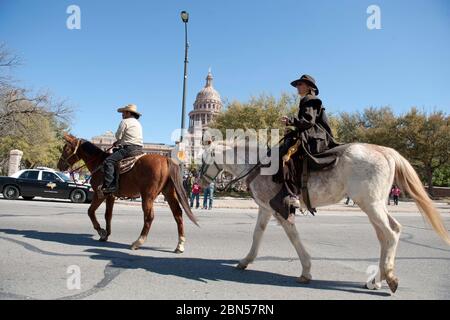 Austin, Texas, USA, 2. März 2012: Pferde und Reiter parieren im Texas Capitol anlässlich des Texas Independence Day. Es ist der Tag am 1836, an dem sich die Republik Texas offiziell von Mexiko trennte und zehn Jahre später den Vereinigten Staaten beitrat. ©Bob Daemmrich Stockfoto