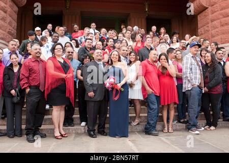 San Antonio, Texas, USA, 14. Februar 2012: Große Gruppe glücklicher Paare heiraten während einer Massenhochzeit auf den Stufen des Bexar County Courthouse am Valentinstag. ©Marjorie Kamys Cotera/Daemmrich Photography Stockfoto