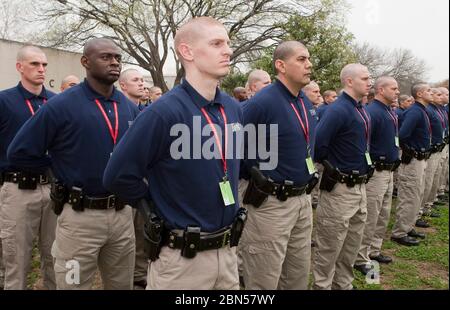 Austin, Texas, USA, 12. Januar 2012: Rekruten von Agenten des US-amerikanischen Ministeriums für öffentliche Sicherheit von Texas stehen während des Trainings auf der Hut. ©Marjorie Kamys Cotera/Daemmrich Photography Stockfoto