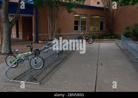 Austin, Texas, USA, 10. Mai 2012: Wenige Fahrräder stehen vor der Grundschule an Fahrradständern. Dies zeigt an, dass mehr Schüler von Eltern gefahren werden oder den Schulbus als Transportmittel nehmen. ©Marjorie Kamys Cotera/Daemmrich Photography Stockfoto