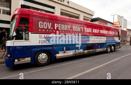 Austin Texas, USA, März 13 2012: Der Tourbus „Don't Chaos with Texas Women“ von Planned Parenthood hält in der Nähe des Campus der University of Texas. Die Organisation hofft, das Bewusstsein für die Kürzungen von Frauengesundheitsprogrammen zu schärfen, die sie der Regierung von Texas vorwirft. Rick Perry. Planned Parenthood's Texas Clinics verlieren am 14. März die Finanzierung aus dem Texas Medicaid Women's Health Program, das rund 130.000 Frauen mit niedrigem Einkommen dient. ©Marjorie Kamys Cotera/Daemmrich Photography Stockfoto