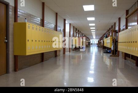 Austin Texas, USA, Juni 2012: Die Gänge sind leer und ruhig, da das Personal die Allen Grundschule am Ende des Schuljahres für immer schließt. Das Gebäude wird die erste Charterschule im Bezirk im nächsten Semester. ©Marjorie Kamys Cotera/Daemmrich Photography Stockfoto