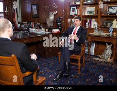 Austin Texas USA, 21. Februar 2012: Texas Gov. Rick Perry sitzt in seinem Capitol-Büro für sein erstes erweitertes Interview, seit er ein Angebot für die republikanische Präsidentschaftsnominierung abgegeben hat. Er sagte, er würde sich 2014 definitiv für die Wiederwahl zum Gouverneur von Texas bewerben und möglicherweise noch einen Stich beim Präsidentschaftswettkampf von 2016 nehmen. Von seinem berüchtigten „Hoppla“ sagte er: „Offensichtlich ist es Ihnen peinlich... aus meiner Sicht wäre es mir lieber, wenn es nicht passiert wäre.“ ©Bob Daemmrich Stockfoto