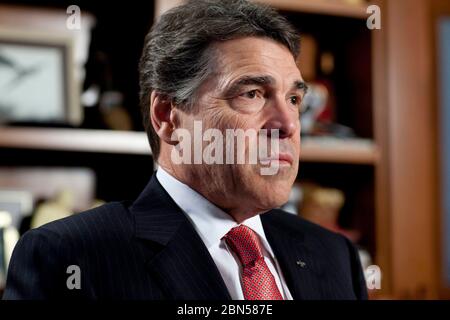 Austin Texas USA, 21. Februar 2012: Texas Gov. Rick Perry sitzt in seinem Capitol-Büro für sein erstes erweitertes Interview, seit er ein Angebot für die republikanische Präsidentschaftsnominierung abgegeben hat. Er sagte, er würde sich 2014 definitiv für die Wiederwahl zum Gouverneur von Texas bewerben und möglicherweise noch einen Stich beim Präsidentschaftswettkampf von 2016 nehmen. Von seinem berüchtigten „Hoppla“ sagte er: „Offensichtlich ist es Ihnen peinlich... aus meiner Sicht wäre es mir lieber, wenn es nicht passiert wäre.“ ©Bob Daemmrich Stockfoto