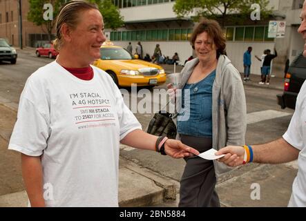 Austin, Texas, USA, März 14 2012: Stacia Warren, eine obdachlose Frau, die auf der Straße in Austin lebt, wurde von BBH, einem in New York ansässigen Markenstrategie- und Multimediaunternehmen, beauftragt, den mobilen WLAN-Service für SXSW Interactive Conference-Teilnehmer zu bewerben. Die Kampagne erwies sich als kontrovers, da einige davon ausgingen, dass es sich um eine Ausbeutung schutzbedürftiger Menschen handelte, während andere ein einfaches Gehalt für arme Menschen schätzten, die das Geld verwenden konnten. ©Marjorie Kamys Cotera/Daemmrich Photography Stockfoto