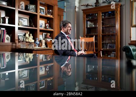 Austin Texas USA, 21. Februar 2012: Texas Gov. Rick Perry sitzt in seinem Capitol-Büro für sein erstes erweitertes Interview, seit er ein Angebot für die republikanische Präsidentschaftsnominierung abgegeben hat. Er sagte, er würde sich 2014 definitiv für die Wiederwahl zum Gouverneur von Texas bewerben und möglicherweise noch einen Stich beim Präsidentschaftswettkampf von 2016 nehmen. Von seinem berüchtigten „Hoppla“ sagte er: „Offensichtlich ist es Ihnen peinlich... aus meiner Sicht wäre es mir lieber, wenn es nicht passiert wäre.“ ©Bob Daemmrich Stockfoto
