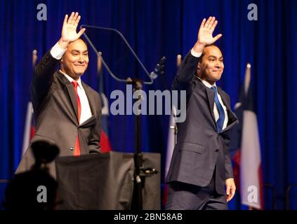 Houston, Texas, USA, Juni 9 2012: Twin Brothers State Rep. Joaquin Castro (links, rote Krawatte) und San Antonio Mayor Julian Castro (rechts, blaue Krawatte) treten gemeinsam auf der Texas State Democratic Convention auf. ©Marjorie Kamys Cotera/Daemmrich Photography Stockfoto