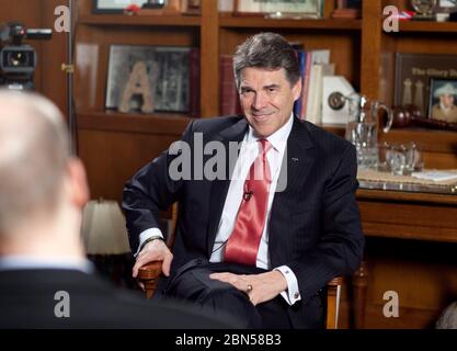 Austin Texas USA, 21. Februar 2012: Texas Gov. Rick Perry sitzt in seinem Capitol-Büro für sein erstes erweitertes Interview, seit er ein Angebot für die republikanische Präsidentschaftsnominierung abgegeben hat. Er sagte, er würde sich 2014 definitiv für die Wiederwahl zum Gouverneur von Texas bewerben und möglicherweise noch einen Stich beim Präsidentschaftswettkampf von 2016 nehmen. Von seinem berüchtigten „Hoppla“ sagte er: „Offensichtlich ist es Ihnen peinlich... aus meiner Sicht wäre es mir lieber, wenn es nicht passiert wäre.“ ©Bob Daemmrich Stockfoto
