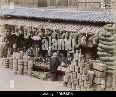 Eisenwarengeschäft Verkauf Eimer und Körbe, Japan Stockfoto