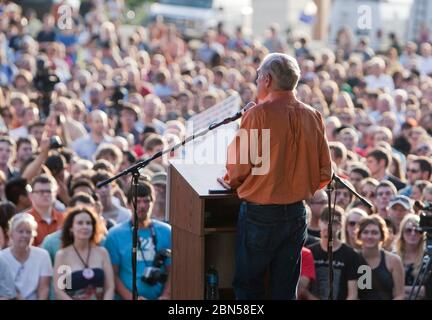 Austin Texas, USA, April 26 2012: Der republikanische Präsidentschaftssprecher Ron Paul spricht in der LBJ Library an der University of Texas auf dem Campus von Austin. Die Menge wurde auf Tausende geschätzt. ©Marjorie Kamys Cotera/Daemmrich Photography Stockfoto