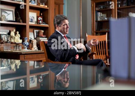Austin Texas USA, 21. Februar 2012: Texas Gov. Rick Perry sitzt in seinem Capitol-Büro für sein erstes erweitertes Interview, seit er ein Angebot für die republikanische Präsidentschaftsnominierung abgegeben hat. Er sagte, er würde sich 2014 definitiv für die Wiederwahl zum Gouverneur von Texas bewerben und möglicherweise noch einen Stich beim Präsidentschaftswettkampf von 2016 nehmen. Von seinem berüchtigten „Hoppla“ sagte er: „Offensichtlich ist es Ihnen peinlich... aus meiner Sicht wäre es mir lieber, wenn es nicht passiert wäre.“ ©Bob Daemmrich Stockfoto