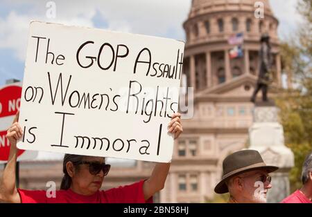 Austin Texas, USA, 6. März 2012: Woman Hold sign protestiert gegen die Entscheidung der texanischen Gesetzgeber bezüglich Änderungen des staatlichen Women's Health Program. Von der Bundesregierung wird erwartet, dass sie die Mittel für das Programm kürzt, weil Texas Planned Parenthood unzulässigerweise aus der Liste der Anbieter ausgeschlossen hat. ©Marjorie Kamys Cotera/Daemmrich Photography Stockfoto