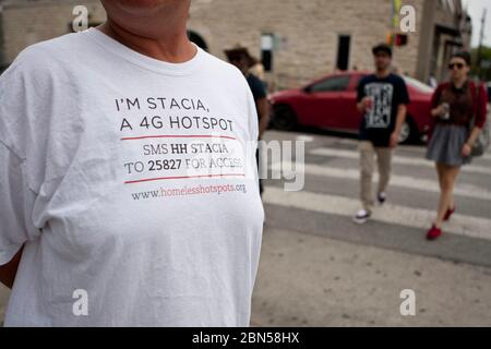 Austin, Texas, USA, März 14 2012: Stacia Warren, eine obdachlose Frau, die auf der Straße in Austin lebt, wurde von BBH, einem in New York ansässigen Markenstrategie- und Multimediaunternehmen, beauftragt, den mobilen WLAN-Service für SXSW Interactive Conference-Teilnehmer zu bewerben. Die Kampagne erwies sich als kontrovers, da einige davon ausgingen, dass es sich um eine Ausbeutung schutzbedürftiger Menschen handelte, während andere ein einfaches Gehalt für arme Menschen schätzten, die das Geld verwenden konnten. ©Marjorie Kamys Cotera/Daemmrich Photography Stockfoto