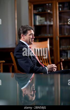 Austin Texas USA, 21. Februar 2012: Texas Gov. Rick Perry sitzt in seinem Capitol-Büro für sein erstes erweitertes Interview, seit er ein Angebot für die republikanische Präsidentschaftsnominierung abgegeben hat. Er sagte, er würde sich 2014 definitiv für die Wiederwahl zum Gouverneur von Texas bewerben und möglicherweise noch einen Stich beim Präsidentschaftswettkampf von 2016 nehmen. Von seinem berüchtigten „Hoppla“ sagte er: „Offensichtlich ist es Ihnen peinlich... aus meiner Sicht wäre es mir lieber, wenn es nicht passiert wäre.“ ©Bob Daemmrich Stockfoto