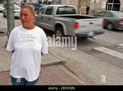 Austin, Texas, USA, März 14 2012: Stacia Warren, eine obdachlose Frau, die auf der Straße in Austin lebt, wurde von BBH, einem in New York ansässigen Markenstrategie- und Multimediaunternehmen, beauftragt, den mobilen WLAN-Service für SXSW Interactive Conference-Teilnehmer zu bewerben. Die Kampagne erwies sich als kontrovers, da einige davon ausgingen, dass es sich um eine Ausbeutung schutzbedürftiger Menschen handelte, während andere ein einfaches Gehalt für arme Menschen schätzten, die das Geld verwenden konnten. © Marjorie Kamys Cotera/Daemmrich Photos Stockfoto