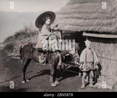 Frau eines Pferdes, die von einem Bauern geführt wird, Japan Stockfoto