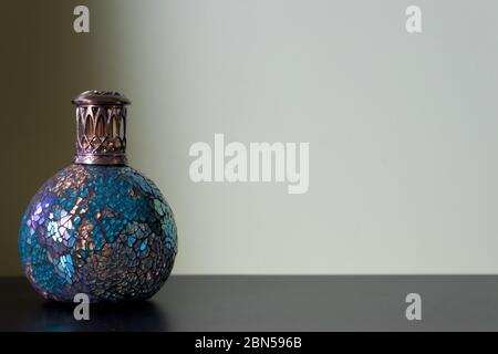Duftlampe aus Glas, Grün und Blau Stockfoto