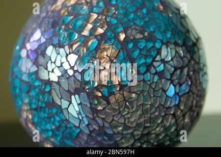 Duftlampe aus Glas, Grün und Blau Stockfoto