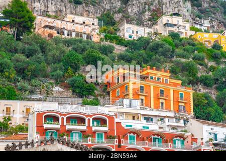 Schöne bunte Häuser auf einem Berg in Positano, einer Stadt an der Amalfiküste Stockfoto