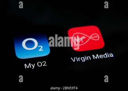 Stone / Großbritannien - Mai 12 2020: Virgin Media und My O2 Apps auf dem Smartphone-Bildschirm. Makro. Konzept für eine mögliche Fusion der beiden Telekommunikationsunternehmen Stockfoto